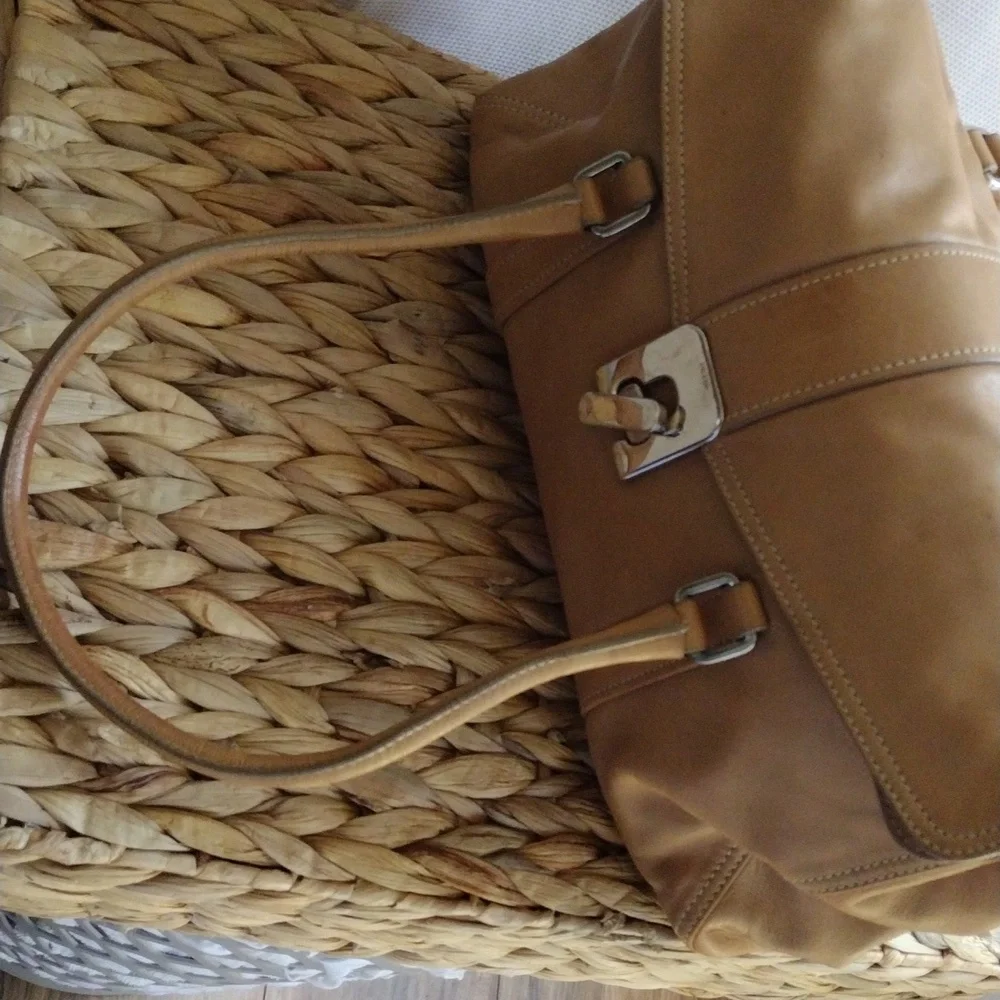 Prada Cuervo tan soft leather shoulder bag. - Picture 8 of 13